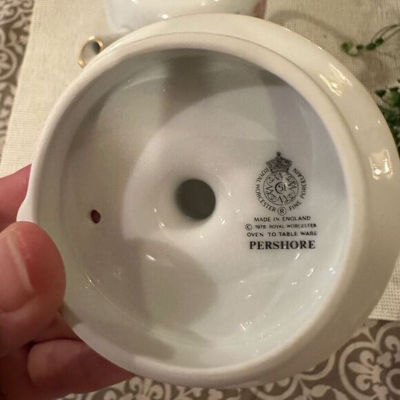Royal Worcester Pershore Teapot with Lid‎ Fine Porcelain Gold Trim Vintage - Picture 9 of 10